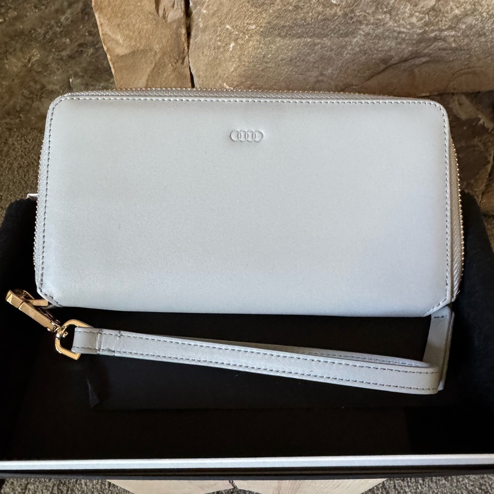 Chic Light Gray Leather wallet with wrist strap - Picture 4 of 8